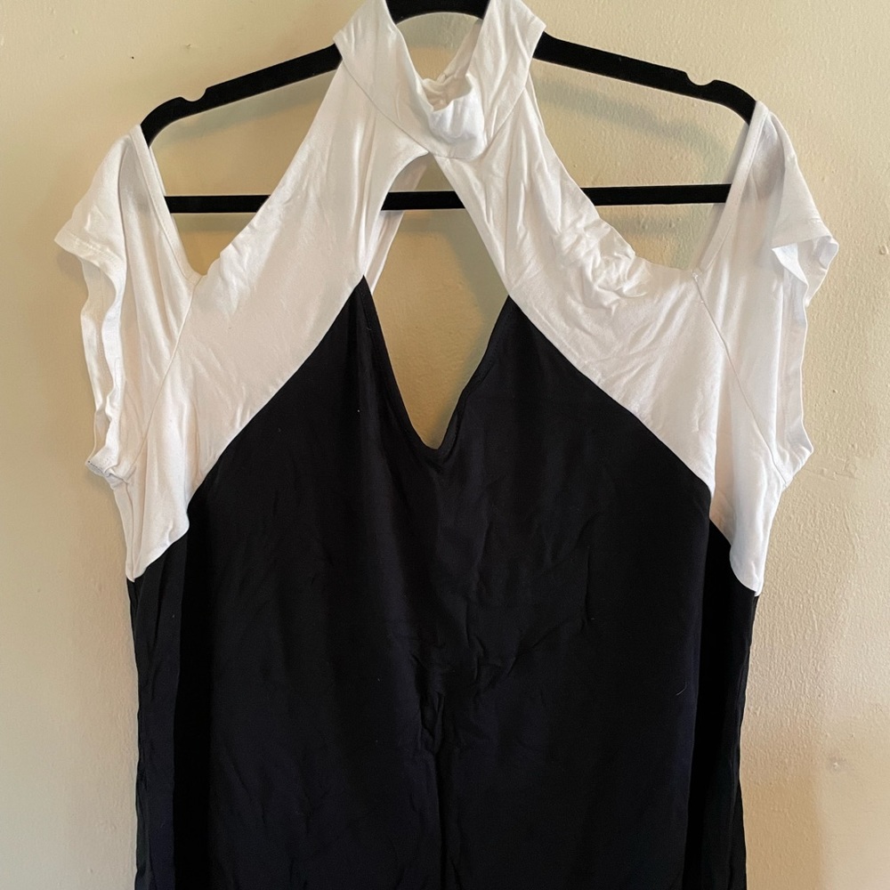 VENSUS Keyhole Cut out Top